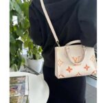 Louis Vuitton LV Women OnTheGo PM​ Neutral Gradient Monogram Empreinte Embossed Cowhide Leather - Imagen 12