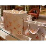 Louis Vuitton LV Women OnTheGo PM​ Neutral Gradient Monogram Empreinte Embossed Cowhide Leather - Imagen 7