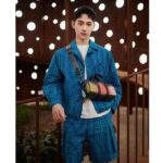 Louis Vuitton Unisex LV x YK Keepall 25 Monogram Eclipse Reverse Coated Canvas Pumpkin - immagine 12