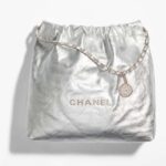 Borsa a mano Chanel CC 22 da donna in pelle di vitello metallizzata color argento