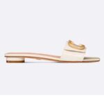 Sandalias Dior para mujer CD C'est Dior en piel de becerro blanca con charol y iniciales metálicas CD