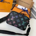 Louis Vuitton LV Unisex Comet Messenger PM Black Borealis Calf Cowhide Leather - immagine 3