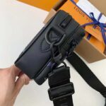 Louis Vuitton LV Unisex Comet Messenger PM Black Borealis Calf Cowhide Leather - immagine 7