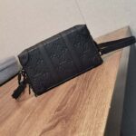 Louis Vuitton LV Unisex Soft Trunk Wearable Wallet Black Taurillon Monogram Leather - Imagen 4