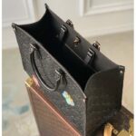 Louis Vuitton LV Women LV x YK OnTheGo MM Black Embossed Grained Monogram Cowhide Leather Flower - Imagen 6