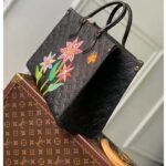 Louis Vuitton LV Women LV x YK OnTheGo MM Black Embossed Grained Monogram Cowhide Leather Flower - Imagen 3