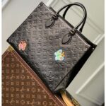 Louis Vuitton LV Women LV x YK OnTheGo MM Black Embossed Grained Monogram Cowhide Leather Flower - Imagen 4