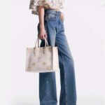 Louis Vuitton Women OnTheGo MM Tote Beige Monogram Coated Canvas Textile Lining – Bild 13