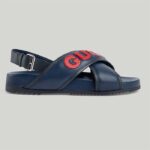 Sandales plates unisexes Gucci GG Gucci en cuir lisse bleu rouge avec boucle en caoutchouc