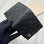 Gucci Unisex GG Gucci Signature Wallet Card Case Black Leather Metal Eight Card Slots - Imagen 5