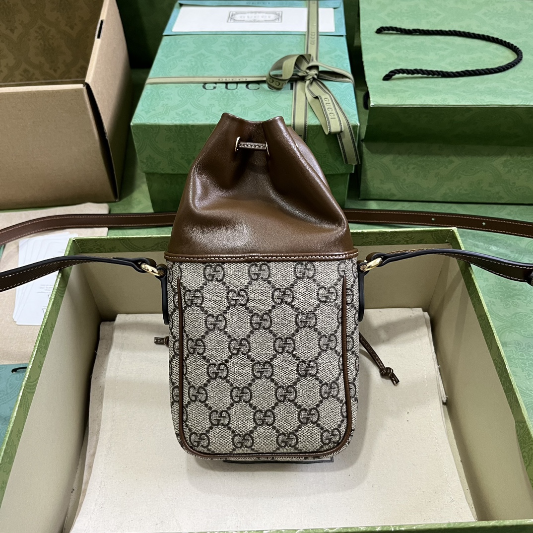 Gucci Unisex GG Mini Bucket Bag Interlocking G Beige Ebony GG Supreme Canvas (4)