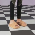 Gucci Unisex Interlocking G Slide Sandal Brown GG Rubber Low 4.3 CM Heel - Bild 11