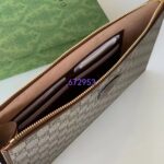 Gucci Unisex Pouch Interlocking G Beige Ebony GG Supreme Canvas Zip Closure - Imagen 6