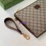 Gucci Unisex Pouch Interlocking G Beige Ebony GG Supreme Canvas Zip Closure - Imagen 8