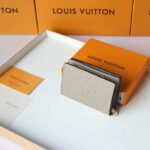 Louis Vuitton LV Unisex Cléa Wallet Tourterelle Beige Embossed Supple Grained Cowhide Leather - immagine 3