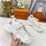 Louis Vuitton LV Unisex Run 55 Sneaker Beige Monogram Denim Lifted Rubber Outsole - immagine 7