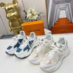 Louis Vuitton LV Unisex Run 55 Sneaker Beige Monogram Denim Lifted Rubber Outsole - immagine 6