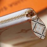 Louis Vuitton LV Unisex Zippy Wallet Beige Monogram Coated Canvas Zip Closure - Imagen 11