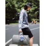 Louis Vuitton Unisex LV Keepall Bandoulière 50 Travel Bag Anthracite Gray Monogram Shadow Calf Leather - immagine 11