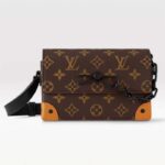 Cartera unisex Louis Vuitton LVxYK Steamer de lona revestida de Macassar con monograma Radiant Sun