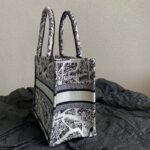 Dior Unisex CD Medium Book Tote White Black Plan De Paris Embroidery – Bild 3