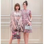 Dior Women CD Medium Lady D-Lite Bag Pink Multicolor Toile De Jouy Voyage Embroidery - Imagen 10