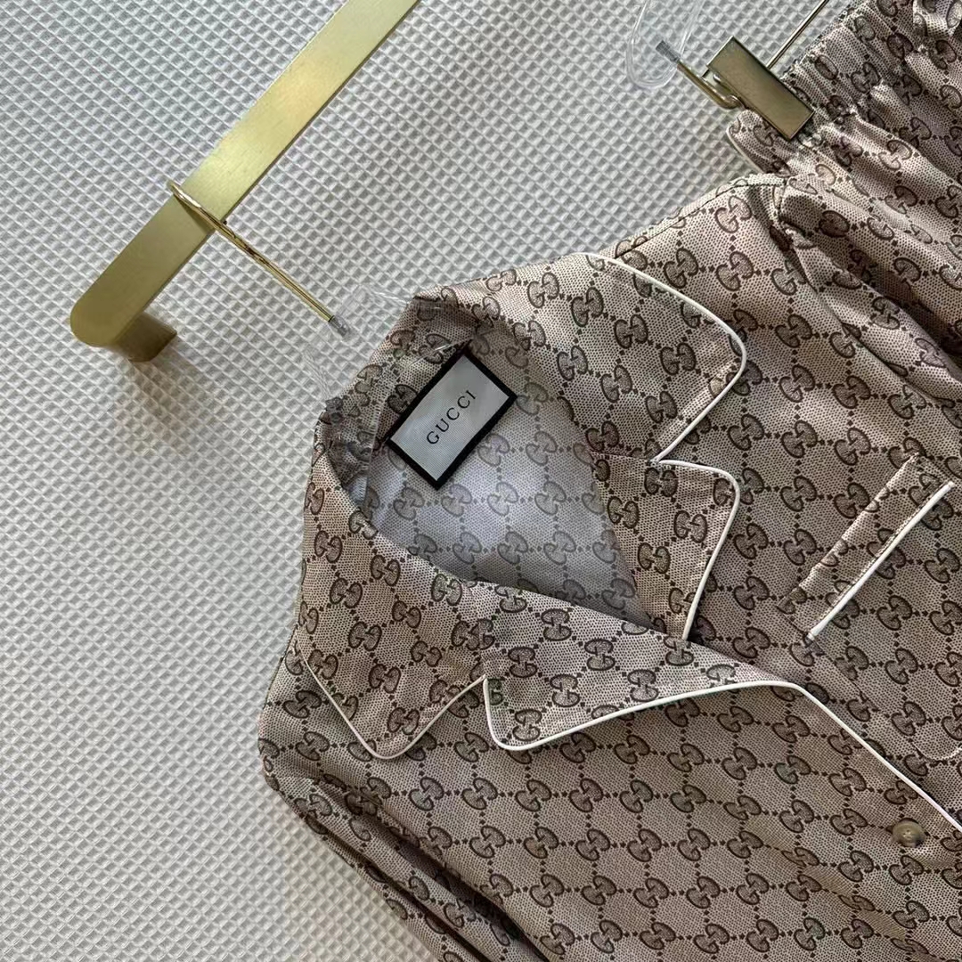 Gucci Women GG Supreme Print Beige Ebony Silk Piped Notch Collar Long Sleeves (4)