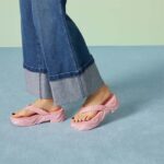 Gucci Women GG Thong Platform Slide Sandal Pink Rubber Mid 5 CM Heel - Imagen 10