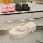 Gucci Women GG Thong Platform Slide Sandal White Rubber Mid 5 CM Heel - Bild 6