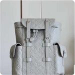 Louis Vuitton LV Unisex Christopher MM Backpack Mineral Gray Embossed Taurillon Monogram Cowhide Leather - Imagen 8