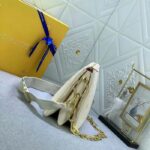 Louis Vuitton LV Women Coussin PM Handbag Crème Beige Lambskin Cowhide Leather - immagine 4