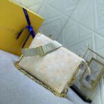 Louis Vuitton LV Women Coussin PM Handbag Crème Beige Lambskin Cowhide Leather - immagine 3