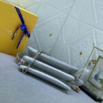 Louis Vuitton LV Women Coussin PM Handbag Silver Lambskin Cowhide Lining Zip Closure - Bild 5