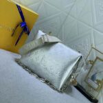 Louis Vuitton LV Women Coussin PM Handbag Silver Lambskin Cowhide Lining Zip Closure - Bild 3