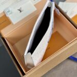 Louis Vuitton Unisex LV x YK Pochette Voyage White Taurillon Monogram Cowhide Psychedelic Flower – Image 7