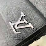 Louis Vuitton Unisex LV Pilot Slingbag Aerogram Collection Black Cowhide Leather Textile Lining - immagine 6