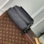 Louis Vuitton Unisex LV Pilot Slingbag Aerogram Collection Black Cowhide Leather Textile Lining - immagine 4
