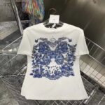 Dior Men CD T-Shirt White Cotton Linen Jersey Pastel Midnight Blue Butterfly Around The World Motif - immagine 5