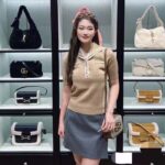 Gucci Women GG Wool Polo Shirt Horsebit Camel Wool Sailor Collar Two Front Pockets Short Sleeves – Bild 11