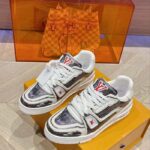 Louis Vuitton LV Unisex Trainer Sneaker Black Printed Calf Leather Rubber Outsole Monogram Flowers – Bild 4