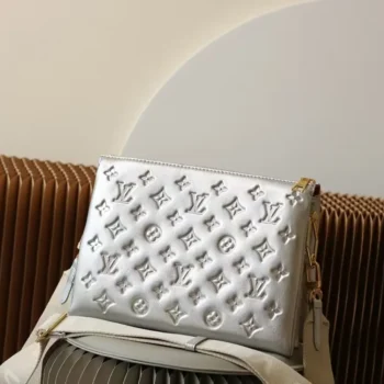 Bolso Louis Vuitton LV Coussin PM para mujer, forro de piel de cordero plateada