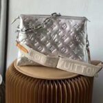 Louis Vuitton LV Women Coussin PM Handbag Silver Lambskin Cowhide Lining - Imagen 2