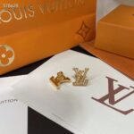 Louis Vuitton Women LV Iconic Pearls Earrings Metal Gold-Color Finish White Resin Pearls Enamel - Bild 5