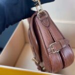 Louis Vuitton Women LV Saumur BB Cognac Brown Epi Grained Cowhide Leather - Imagen 7