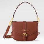 Bolso Louis Vuitton para mujer LV Saumur BB en piel de vacuno granulada Epi marrón coñac