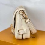 Louis Vuitton Women LV Saumur BB Quartz Epi Grained Cowhide Leather - Imagen 6