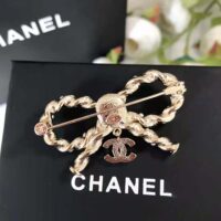 Chanel Women Brooch in Metal Glass Pearls and Diamantés (1)