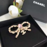 Chanel Women Brooch in Metal Glass Pearls and Diamantés (1)