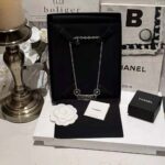 Chanel Women Choker in Metal and Glass Pearls-Black - Image 4