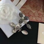 Chanel Women Clip-on Pendants in Metal Glass Pearls and Strass - Bild 6